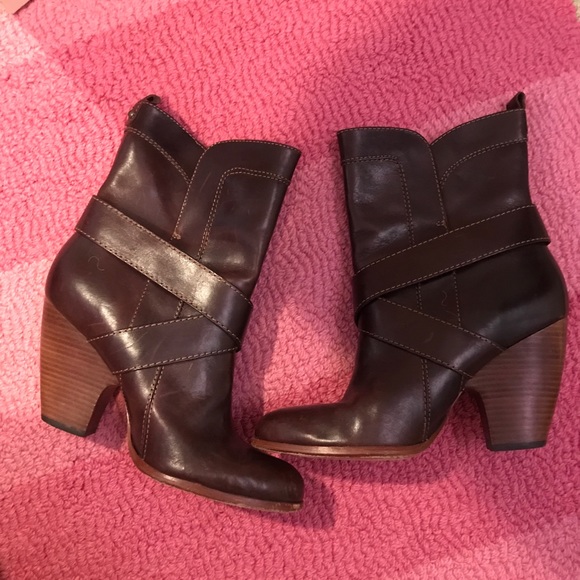 Frye buckle dark brown booties size 7.5. Slight snag in the seam. - Picture 12 of 15
